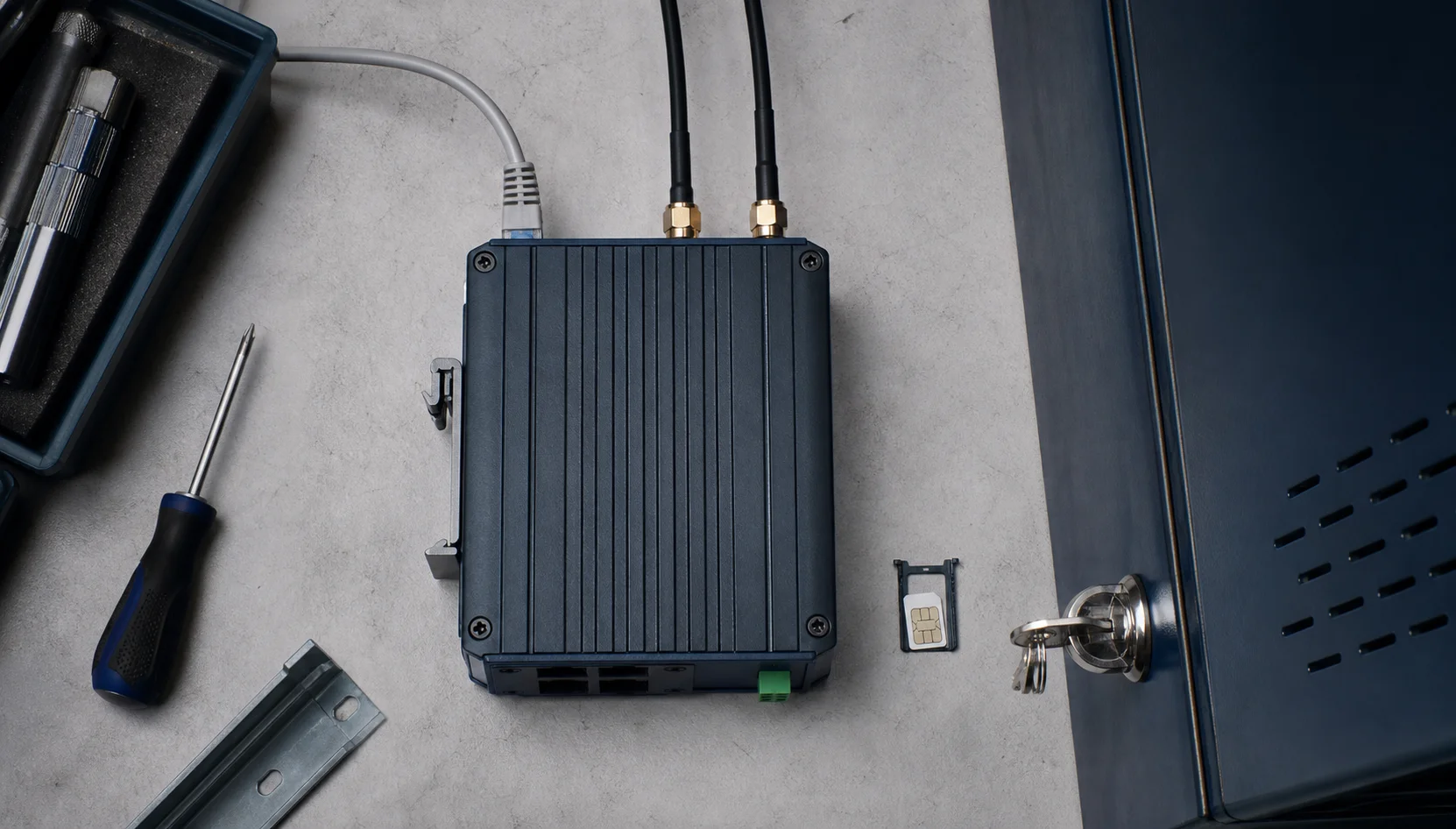 Router celular industrial con SIM, antenas y conexión Ethernet