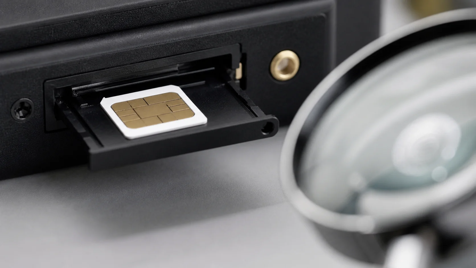 Tarjeta SIM industrial en la bandeja de un dispositivo IoT