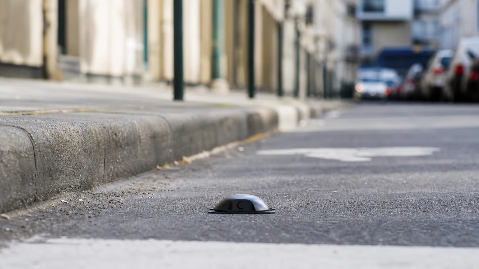 Sensor de ocupación instalado en una plaza de aparcamiento urbano