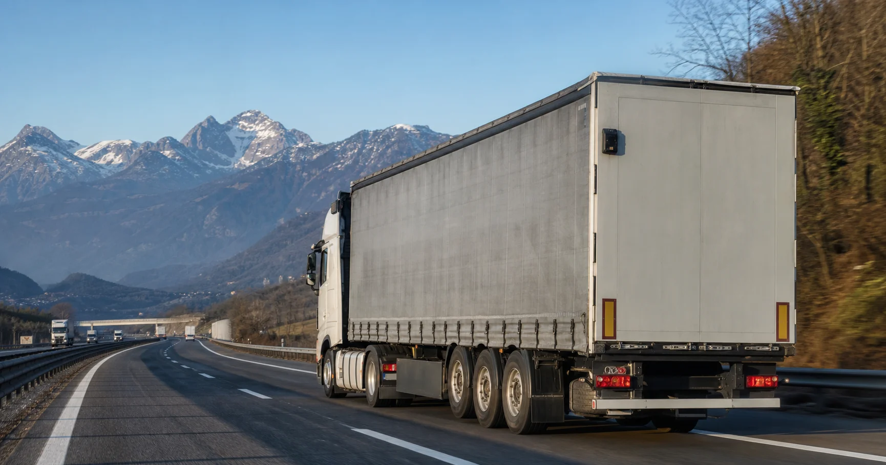 Camión de transporte internacional circulando por una ruta europea