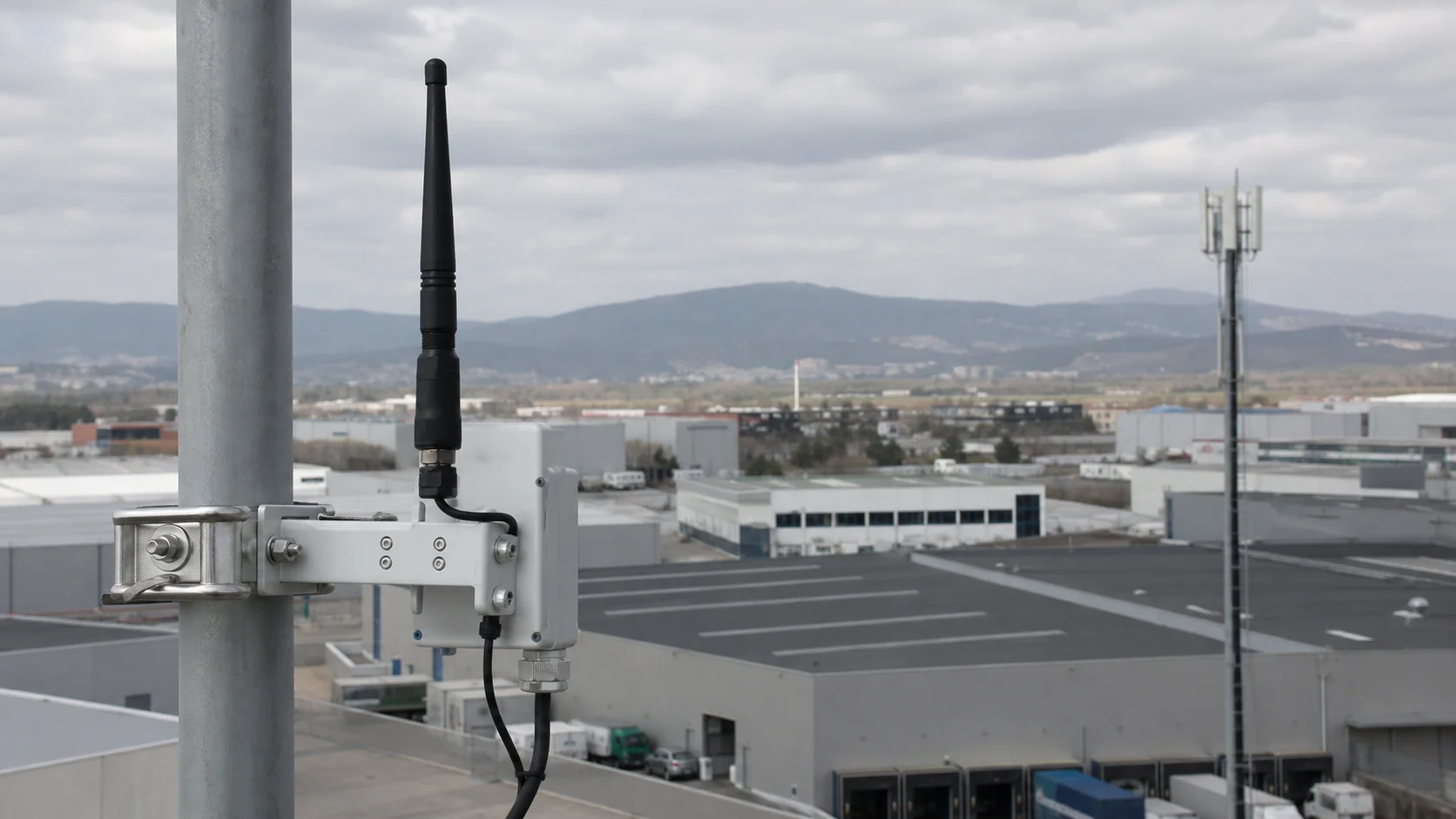Equipo de telemetría con antena en un polígono industrial