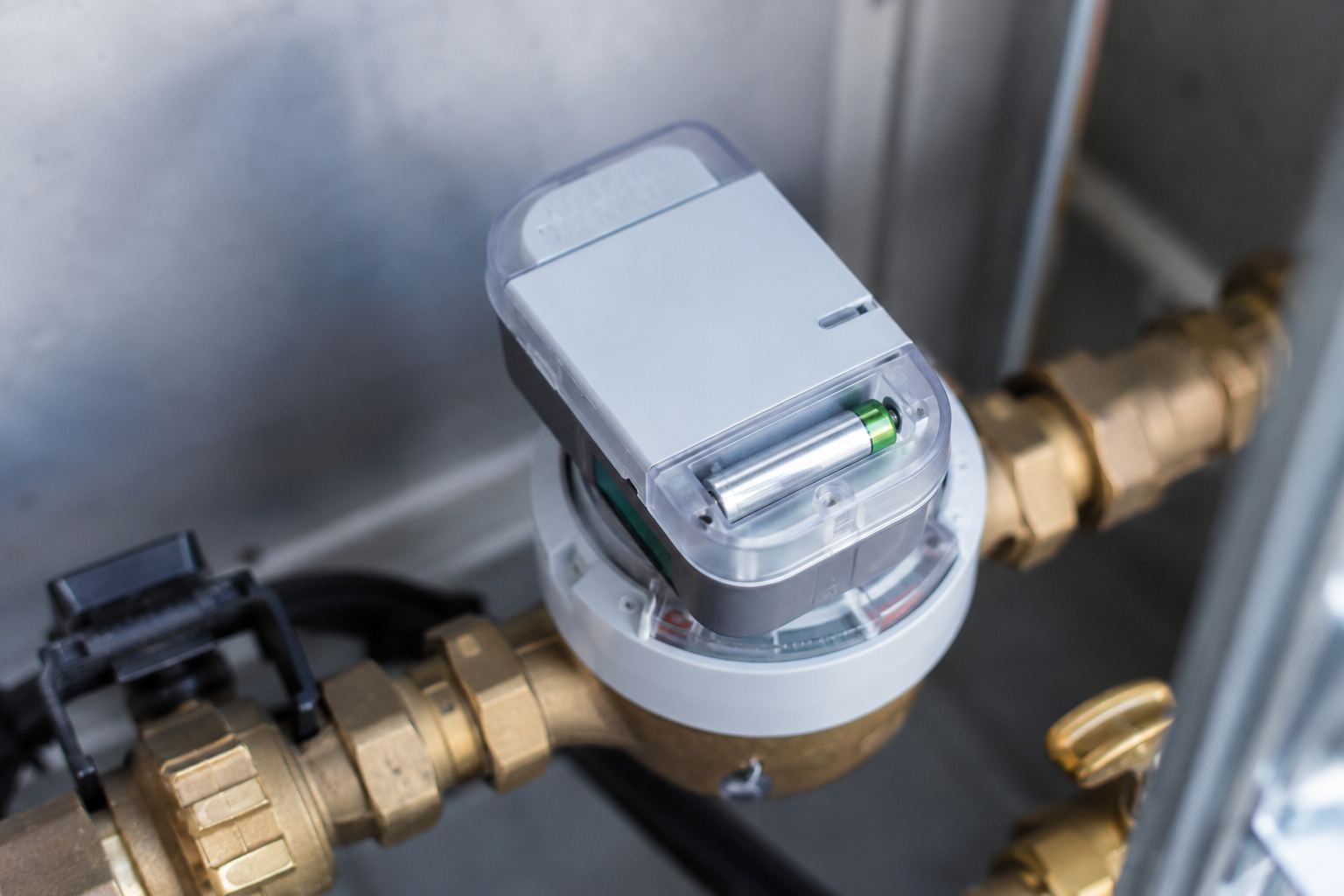 Módulo de comunicaciones con batería sobre contador de agua