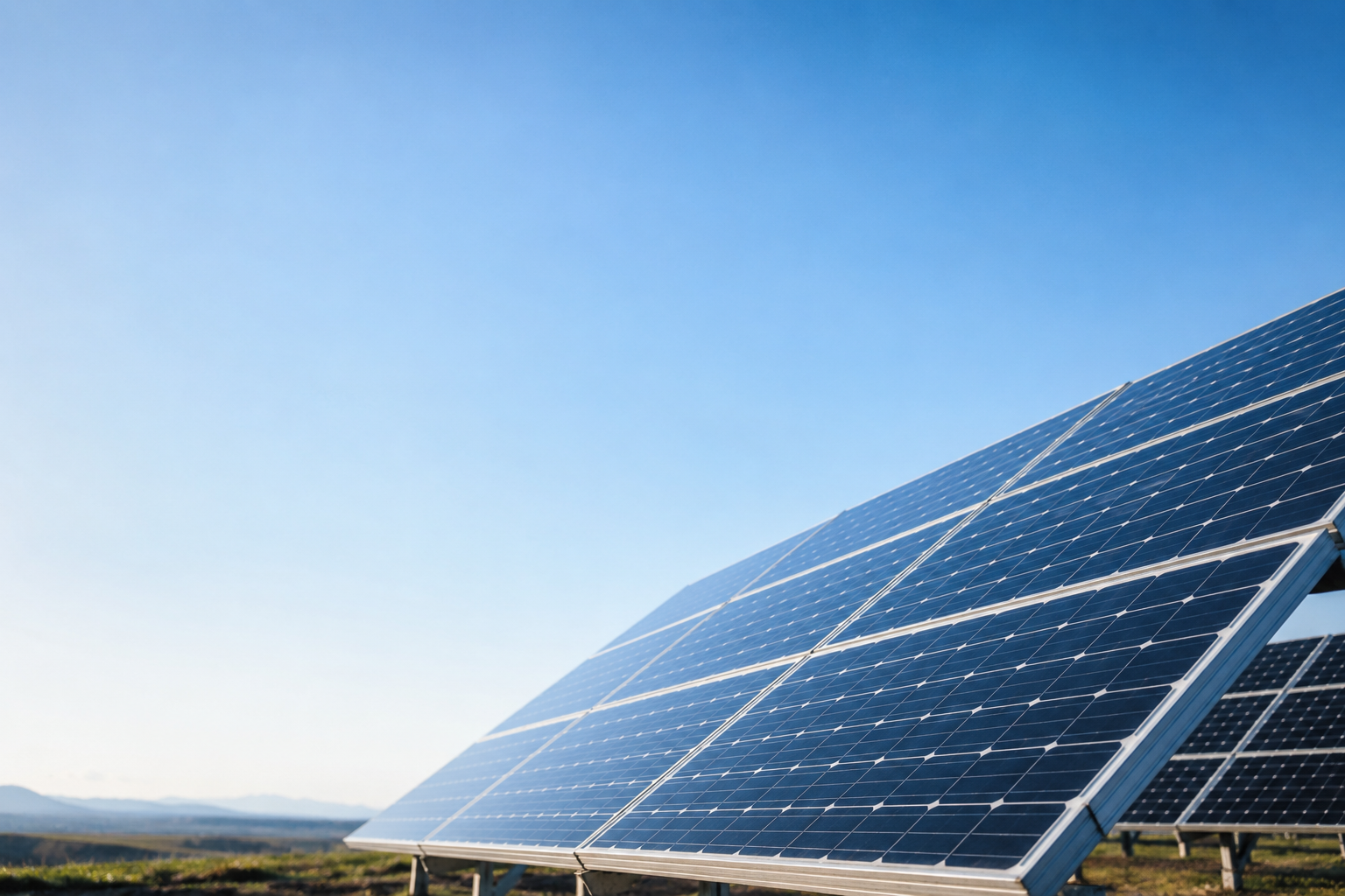 Paneles solares en una instalación fotovoltaica