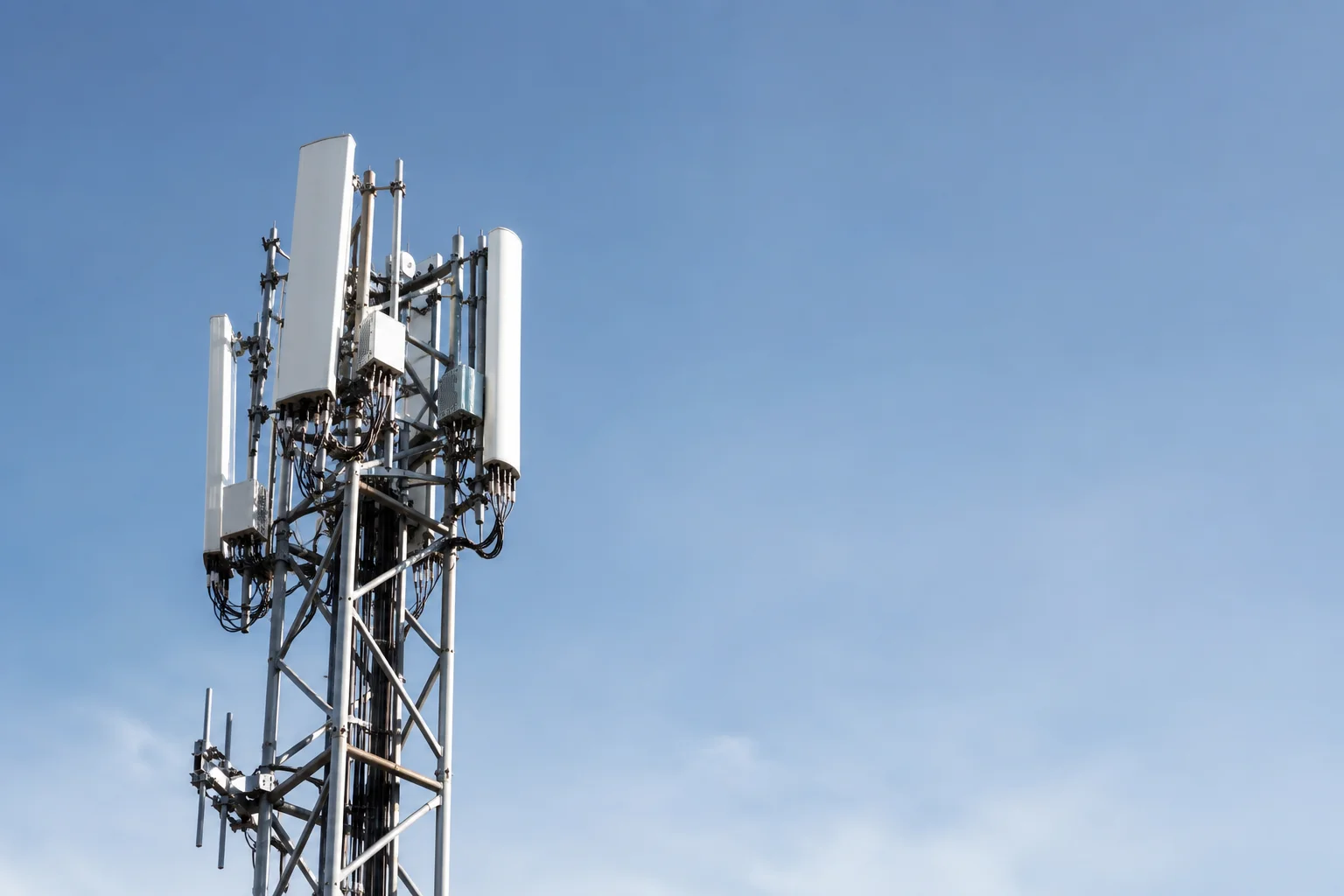 Torre de telefonía móvil con antenas para triangulación